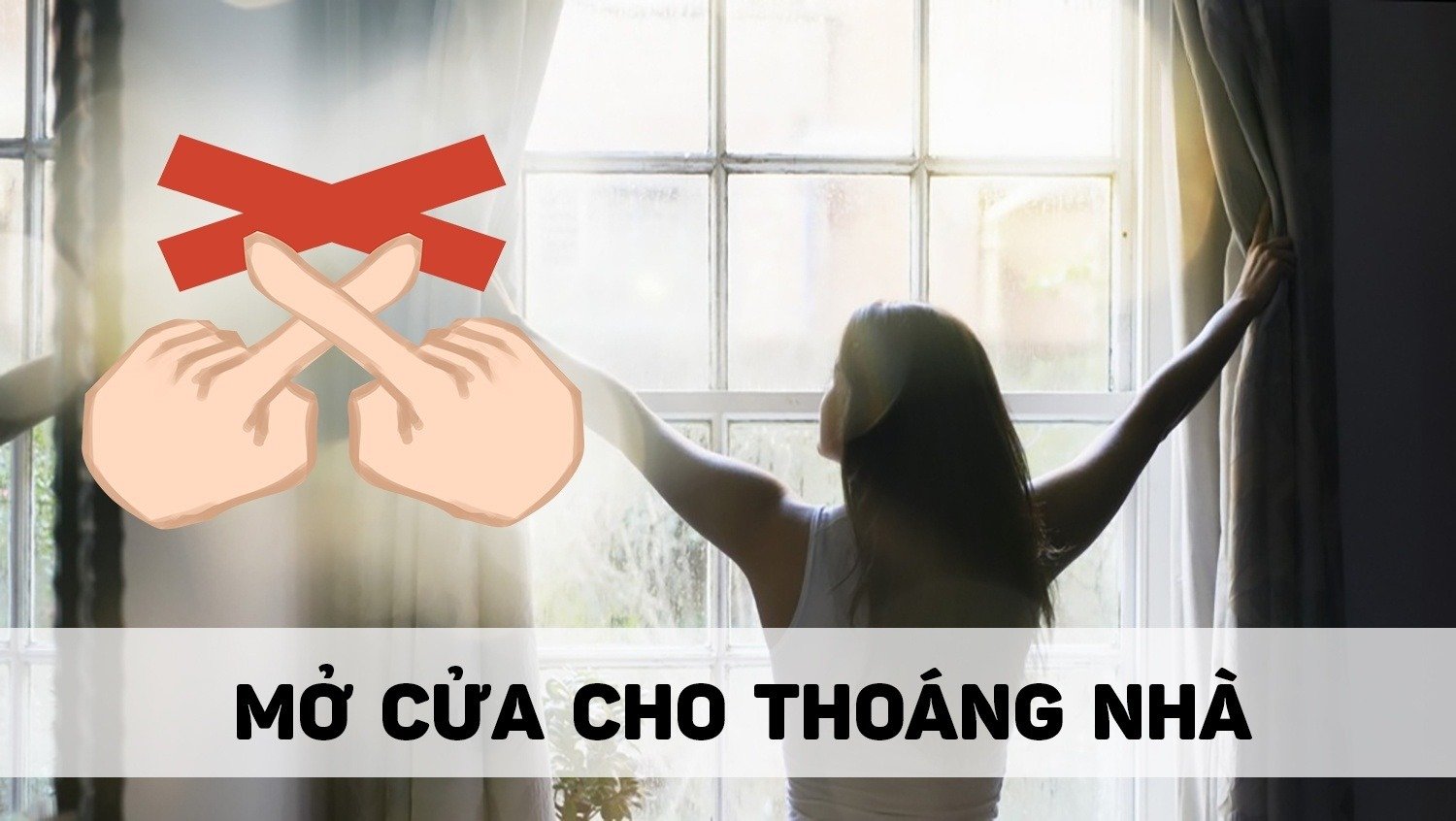 Mở cửa khi trời nồm sẽ khiến không khí ẩm bên ngoài tràn vào, làm nhà thêm ẩm ướt (Nguồn: Internet) 